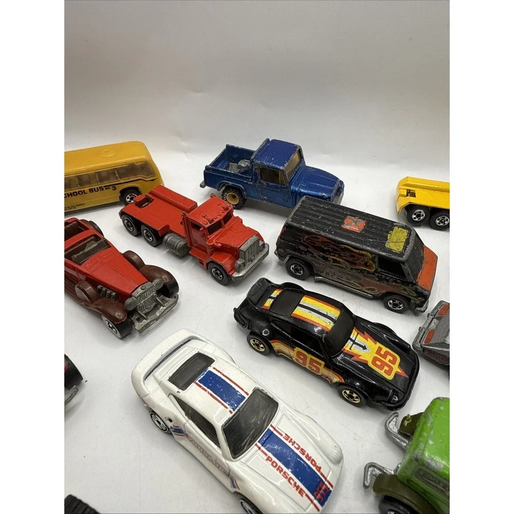 Lot Of 24 Vintage HOT WHEELS die cast cars trucks busses With Soft Case